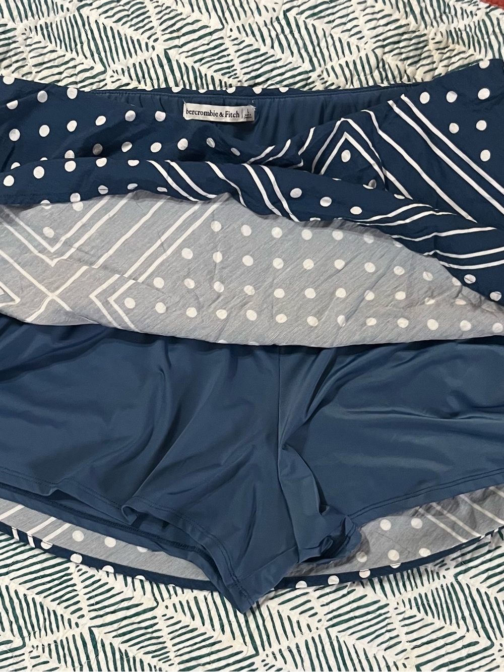 Abercrombie & Fitch Navy and White Polka Dot Mini Skort - Picture 4 of 5